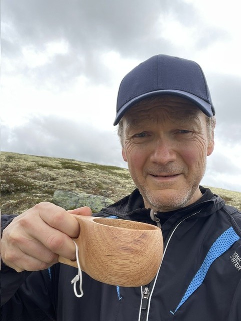 Henrik Berntsen på Hardangervidda med en trekopp i hånda.