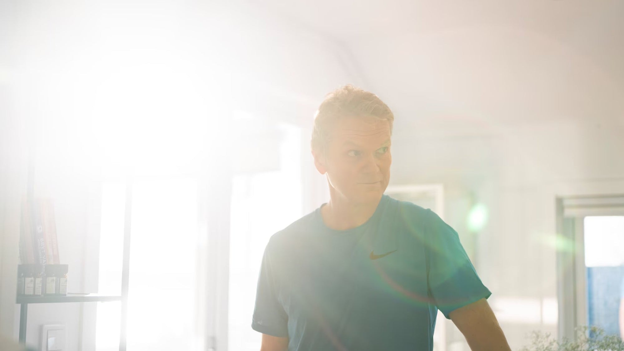 Henrik Berntsen hjemme, i motlys fra vinduet.