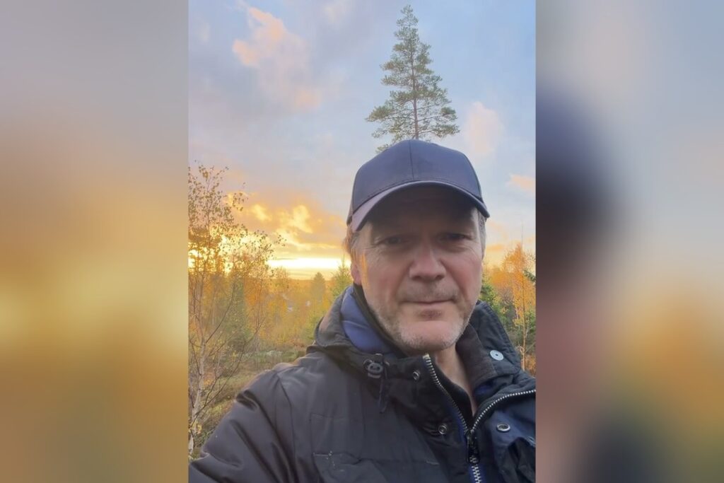 Henrik Berntsen på morgentur i skogen, med en høy furu og morgensol bak seg.