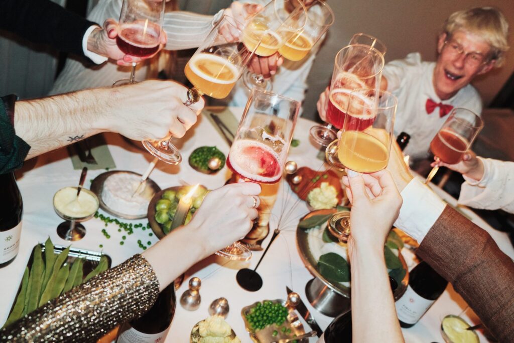 Gjester rundt et dekket bord skåler med glass av alkoholfri drikke